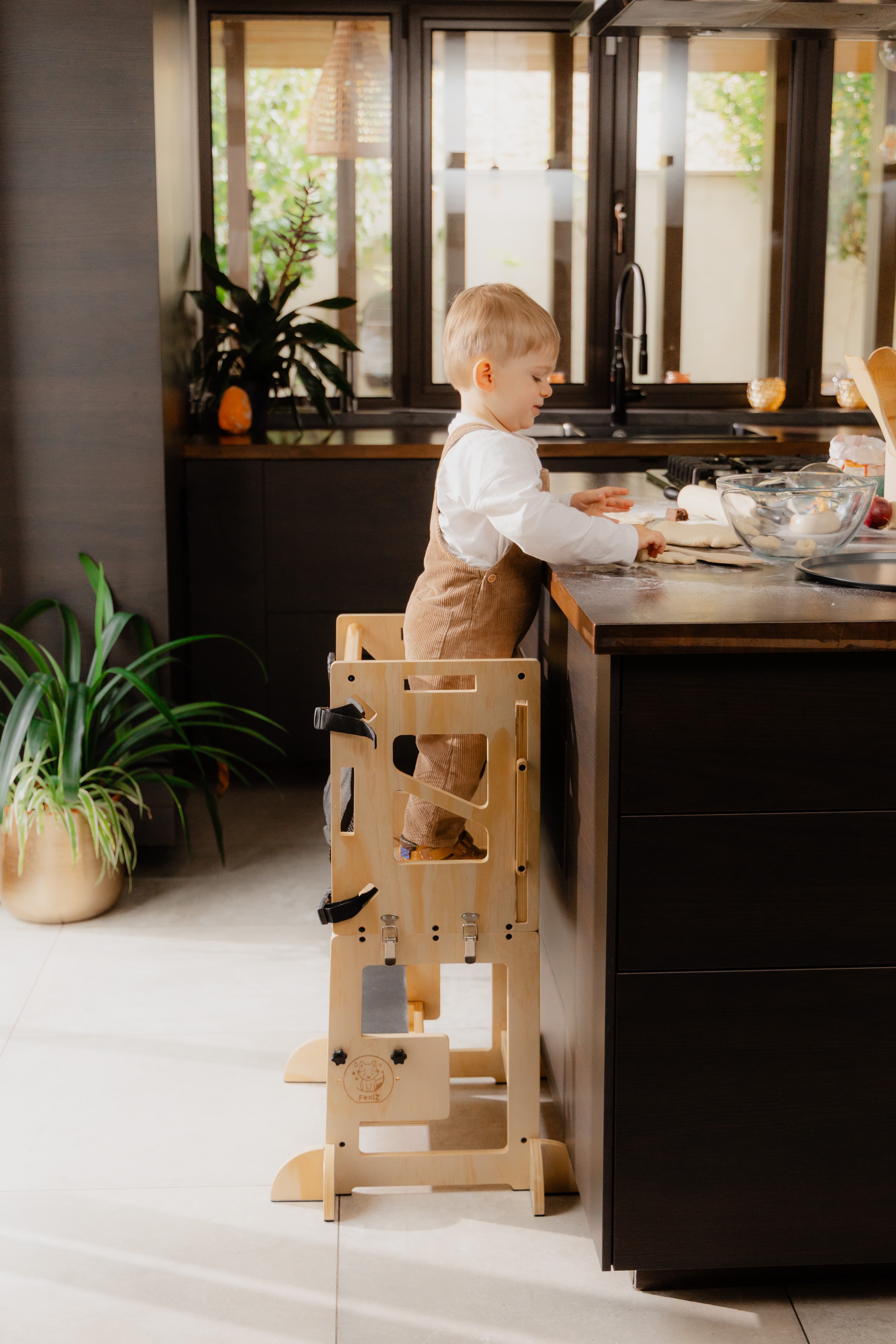 Enfant utilisant la tour Foxiz en toute autonomie