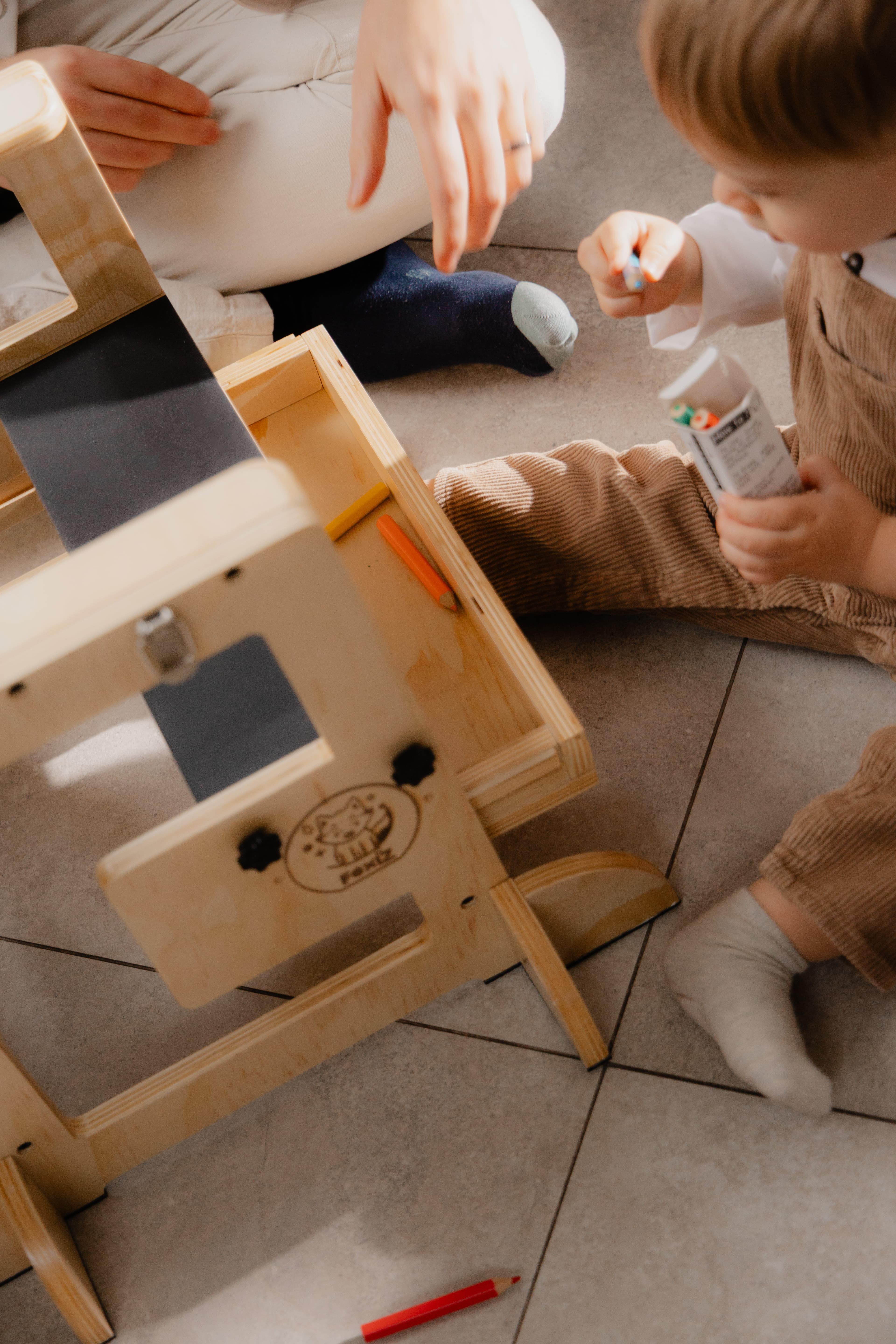 Enfant et parent assemblant la tour ensemble